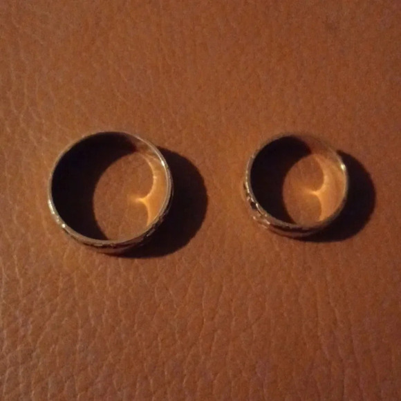 💙🌹New yellow tone wedding band - Picture 4 of 8